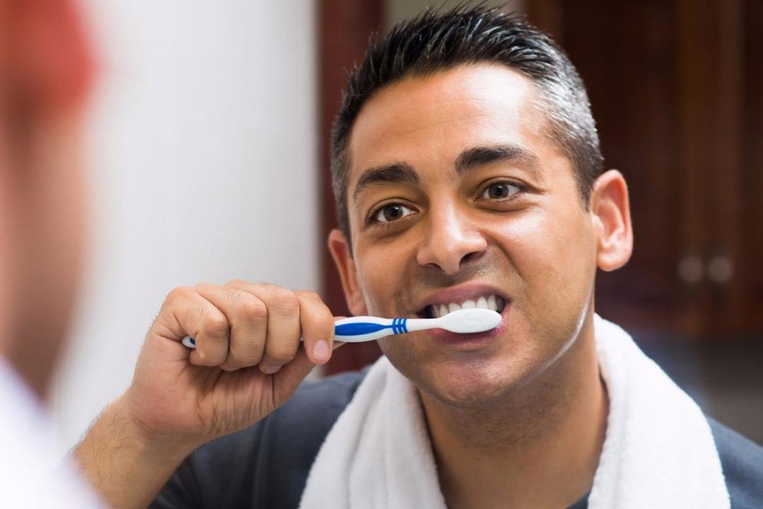 5 نصائح لصحة الأسنان بعد التركيبات الصناعية