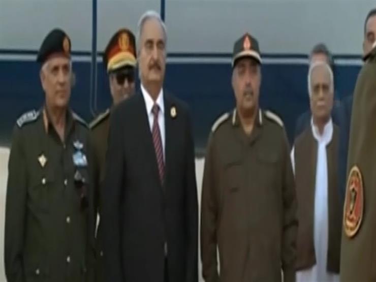 لحظة وصول المشير خليفة حفتر قائد الجيش الليبي لمطار بنغازي- فيديو