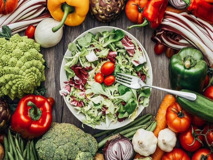 ماذا يحدث لجسمك عند اتباع النظام الغذائي النباتي الخام؟