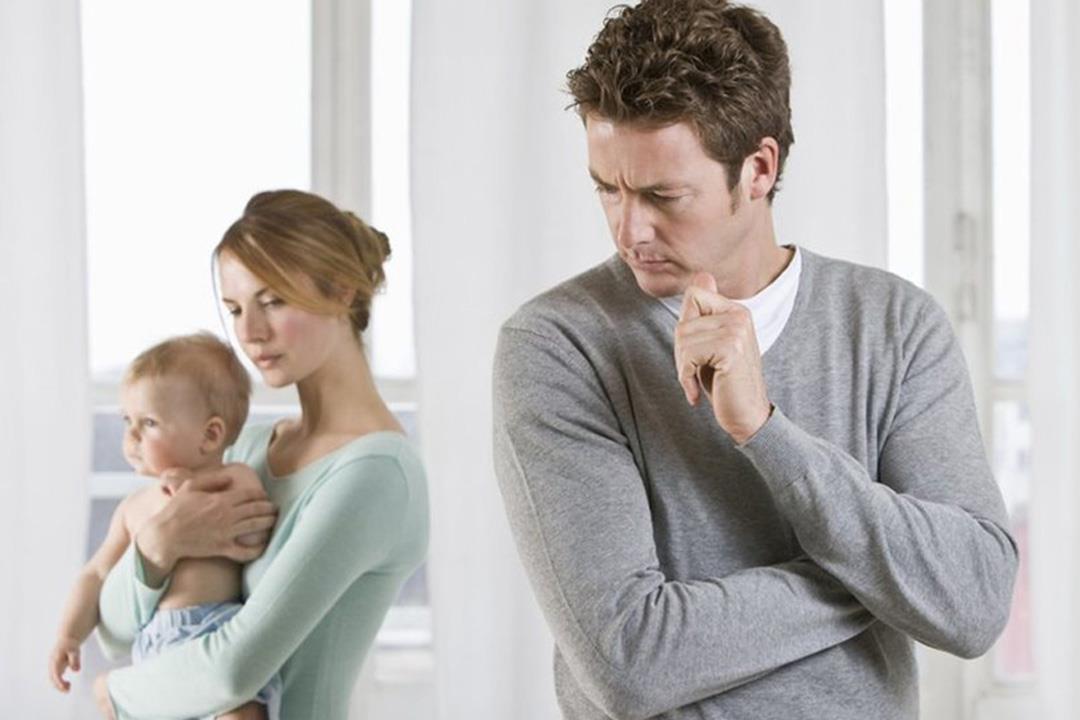 هل يُصاب الرجال باكتئاب ما بعد الولادة؟