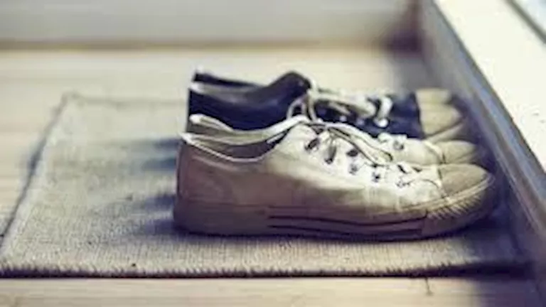 كل خطوة بـ400 فيروس.. مخاطر دخول المنزل بالأحذية في الشتاء 