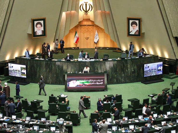 اشتباكات بالأيدي داخل برلمان إيران في أول جلسة بعد سقوط طائرة الرئيس