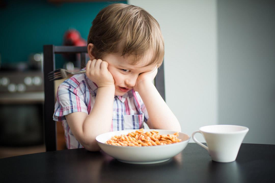 مضاعفات صحية ونفسية لإجبار طفلك على تناول طعامه 