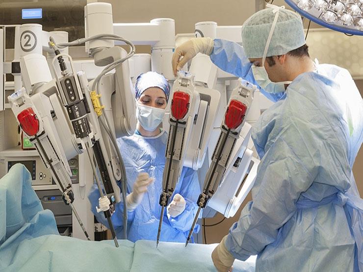 مدير مستشفى الدمرداش يكشف تفاصيل أول عملية جراحية روبوتية في مصر