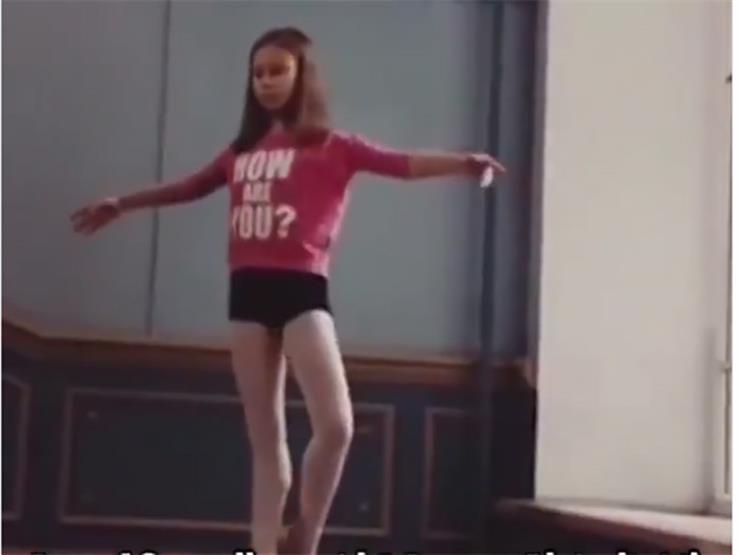فيديو مذهل- طفلة تقف بأصابع قدميها على كرة التوازن