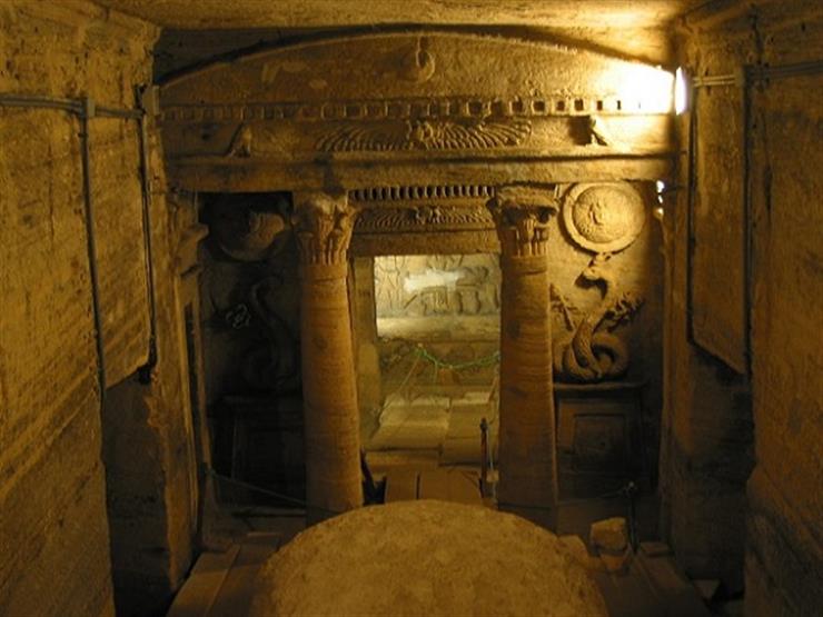 رئيس قطاع مشروعات "الآثار" يتفقد مقابر كوم الشقافة بالإسكندر | مصراوى