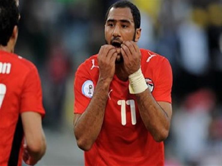 محمد شوقي يلعب بالكرة أمام مقر الأهلي: "عايز أخش النادي" 