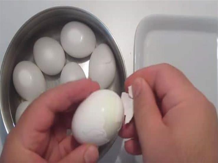 عند وضع بيضه مسلوقه ساخنه في كوب من الماء البارد ماذا يحدث لدرجه حراره الماء والبيضه