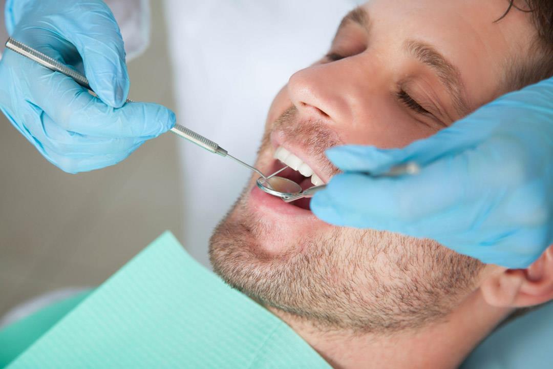 ما أنواع مواد التركيبات التجميلية للأسنان؟ | الكونسلتو
