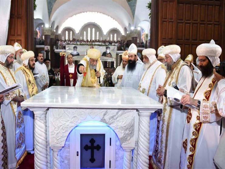 بالصور البابا تواضروس يدشن مذابح كنيسة الأنبا أثناسيوس في ا مصراوى
