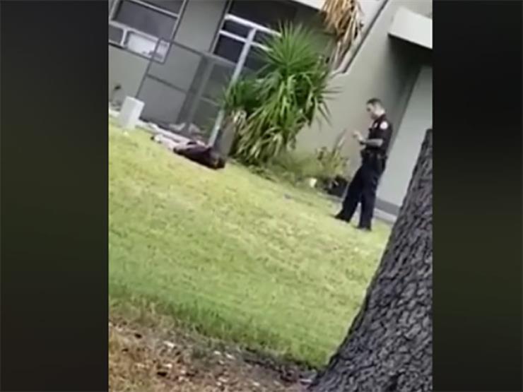 فصل شرطي أمريكي ركل رأس مواطن أثناء اعتقاله (فيديو)