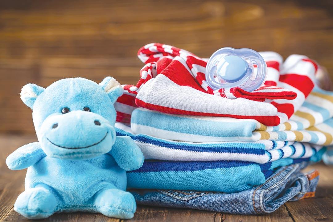 ملابس الرضع قد تسبب الاختناق.. انتبهي لهذه المعايير قبل الشراء