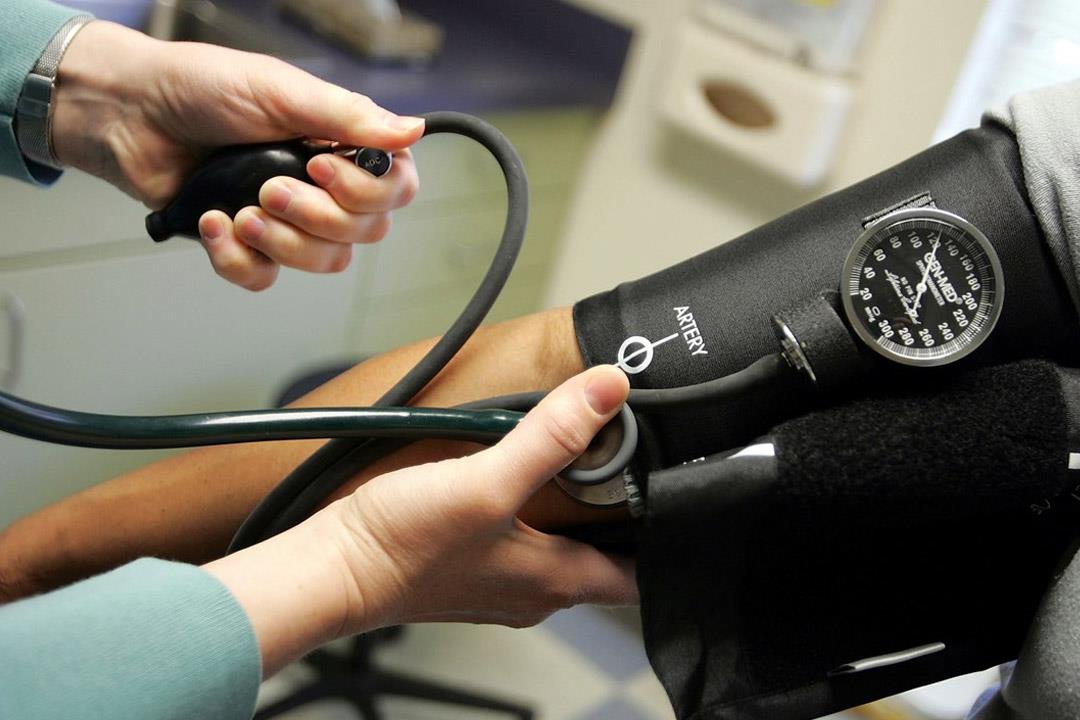 ارتفاع ضغط الدم بهذا العمر يزيد خطر الإصابة بالخرف