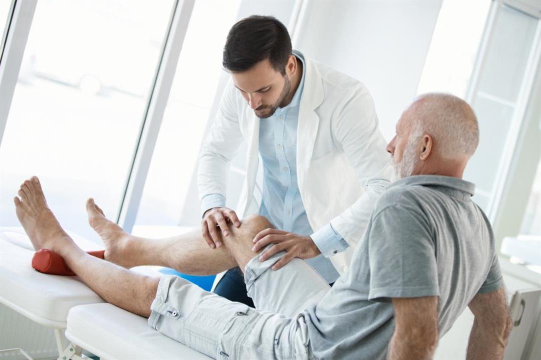 إعوجاج مفصل الركبة يسبب مضاعفات خطيرة.. كيف يعالج؟