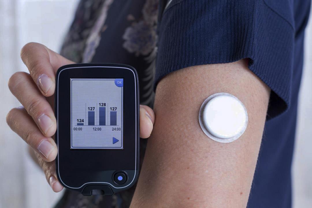 «FDA» توافق على سينسور لقياس الجلوكوز بالهاتف