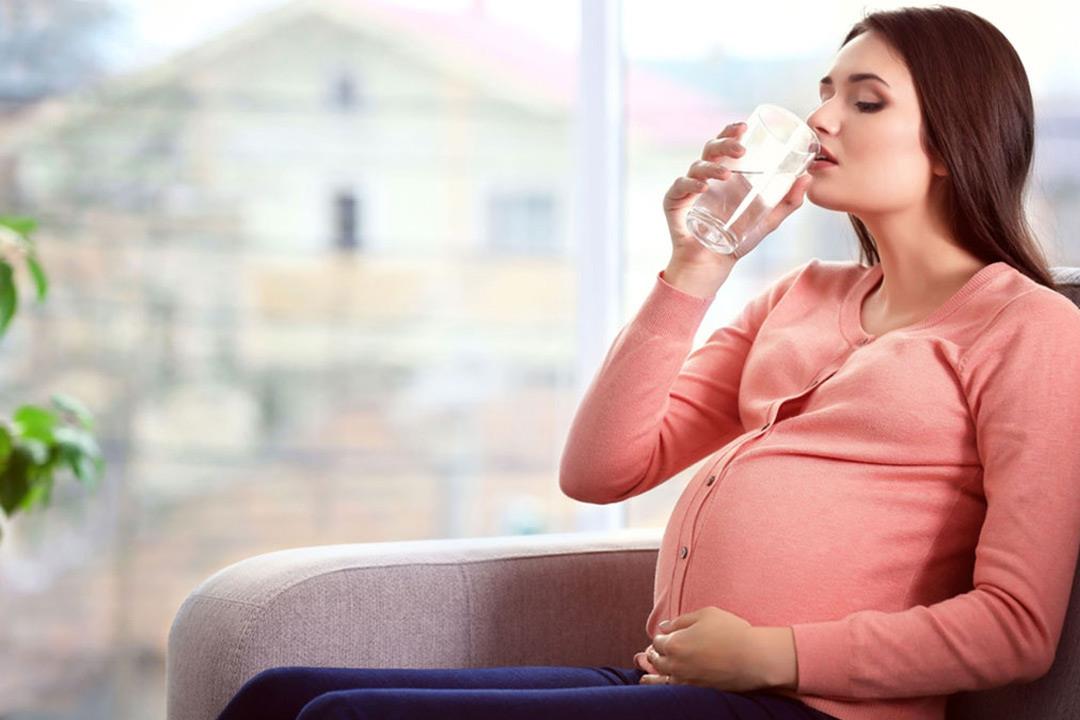 ما أعراض الجفاف أثناء الحمل وهل يؤثر على الطفل؟