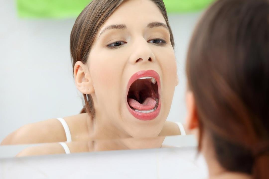 7 علاجات طبيعية لحروق حلق الفم بالمنزل