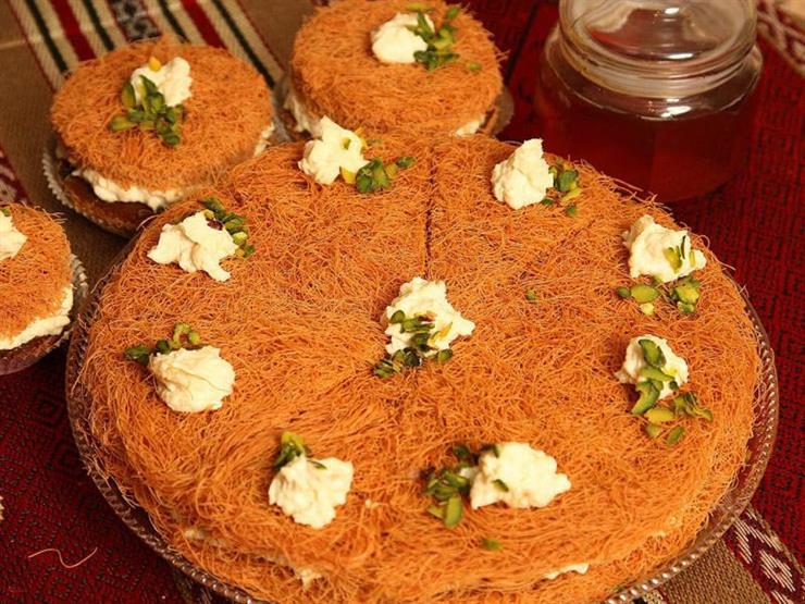 حلوى اليوم.. طريقة عمل كنافة قمر الدين                                                                                                                                                                  