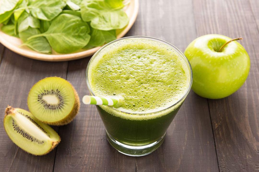 التفاح الأخضر بالكيوي عصير مميز وغني بالفوائد