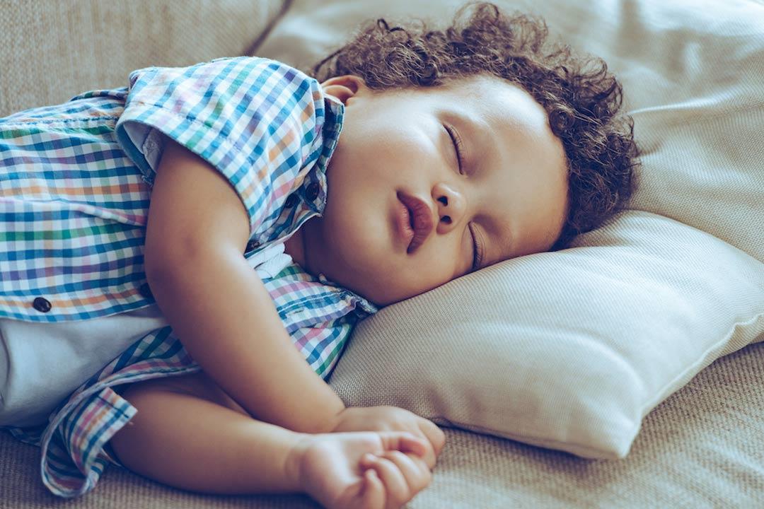 التدخين السلبي يصيب الأطفال بانقطاع النفس أثناء النوم 