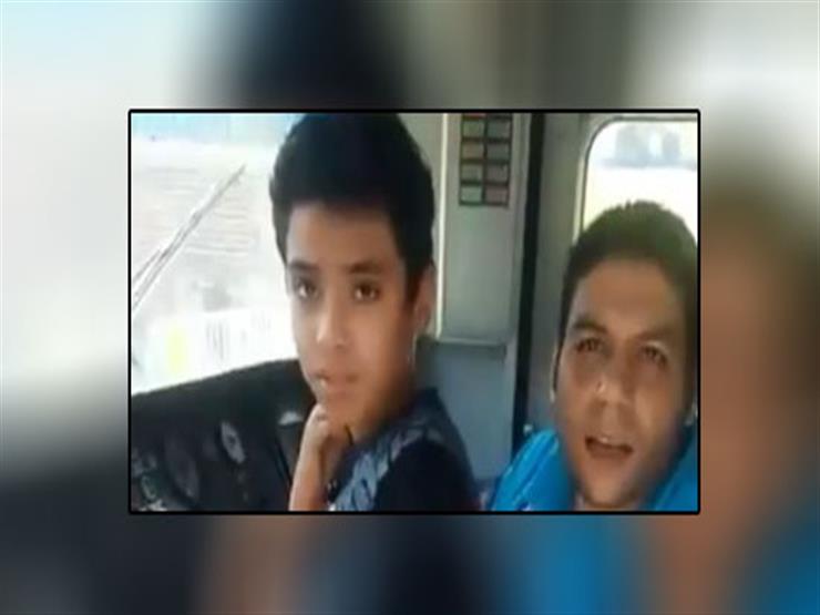 سائق مترو يصطحب طفلًا في كابينة القيادة - فيديو