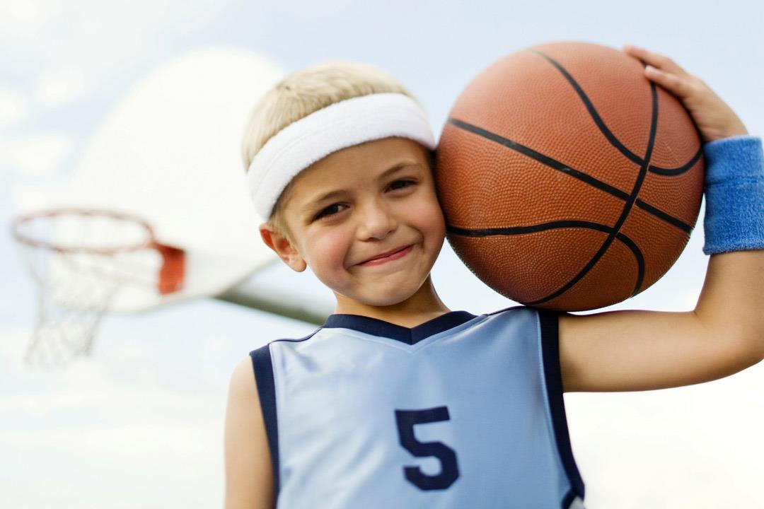 دليلك لحماية طفلك الرياضي من إصابات الملاعب