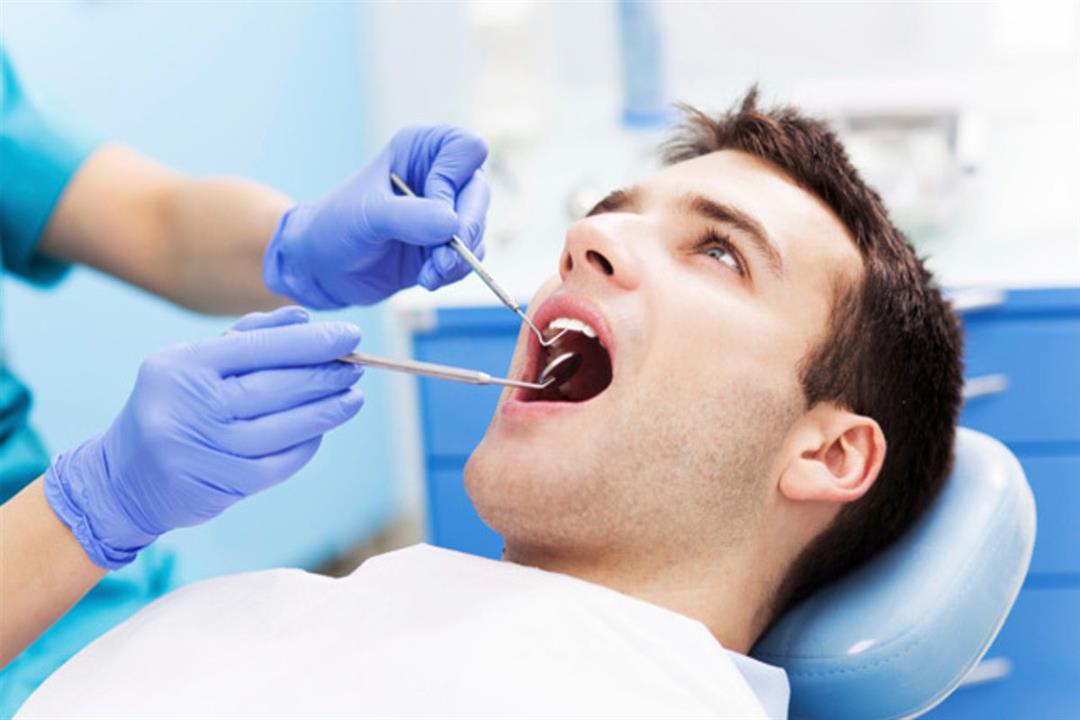 طبيب أسنان يحدد البدائل المناسبة لزراعة الأسنان عند فقدانها.. (فيديو)