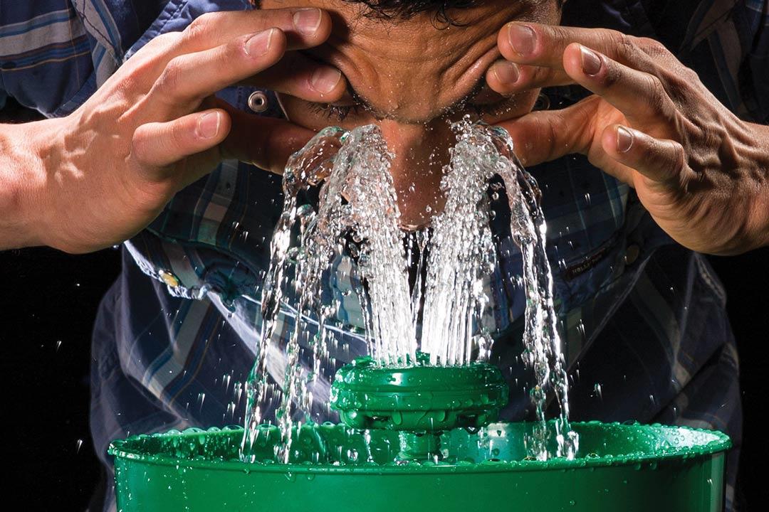 هل يمكن تنظيف عينيك باستخدام مياه الصنبور؟