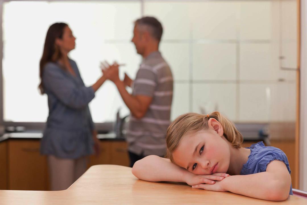 تعرض الآباء لصدمات في طفولتهم يعرض أبنائهم لهذه المشكلات