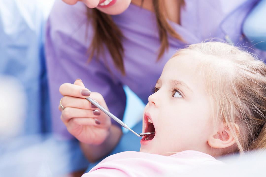 هل يؤذي طفلك أسنانه بوضع إصبعه في فمه؟