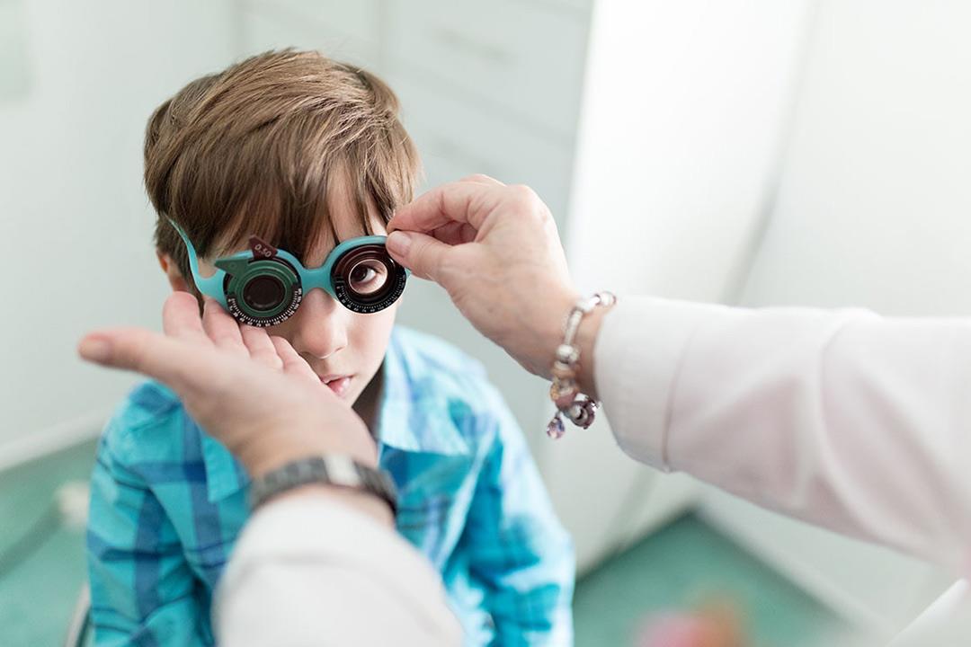 كيف نتعامل مع طول النظر الشديد عند الأطفال؟