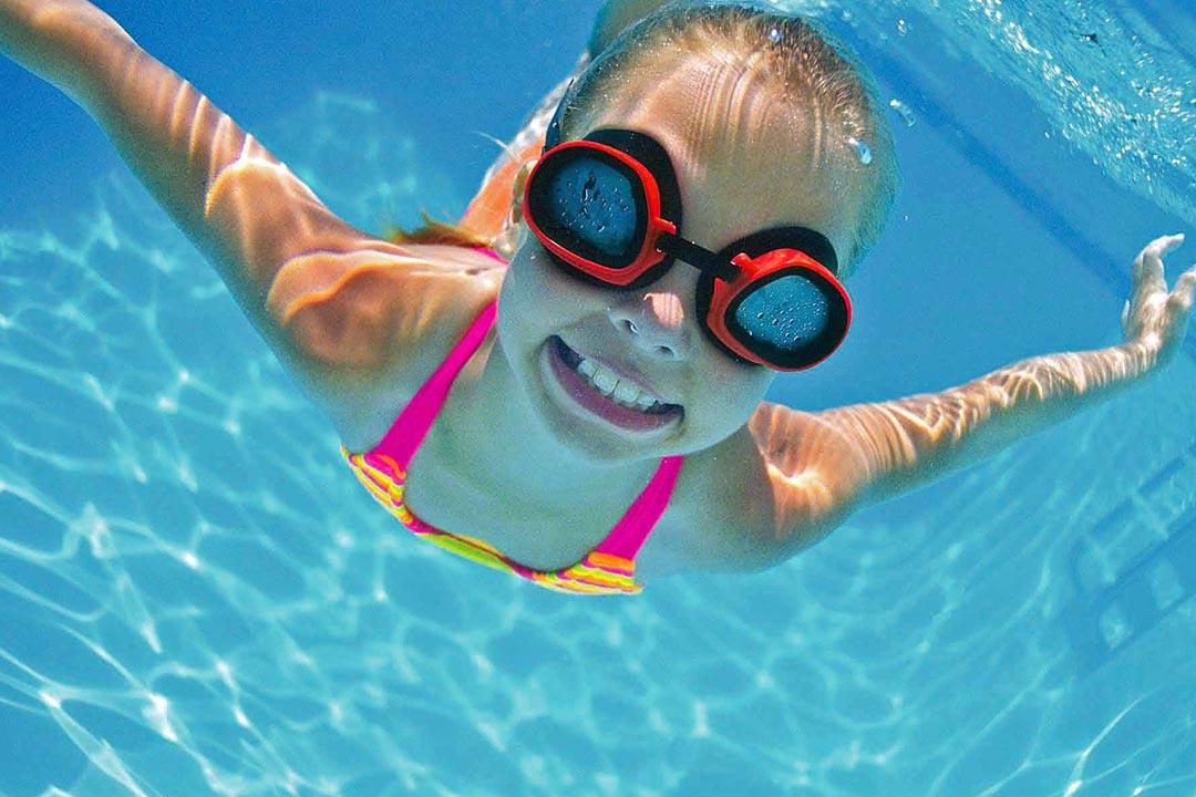 كيف تتجنب التهابات الأذن أثناء السباحة؟