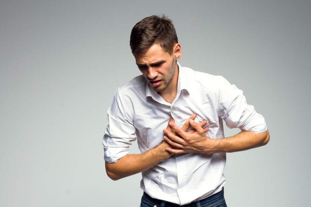 ما العلاقة بين انتفاخ القولون واضطراب ضربات القلب؟