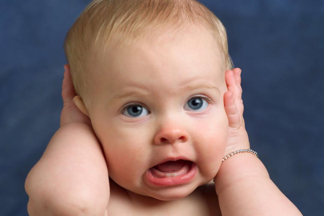 هل تعرض الرضيع لدخان السجائر يؤثر على السمع والنمو؟