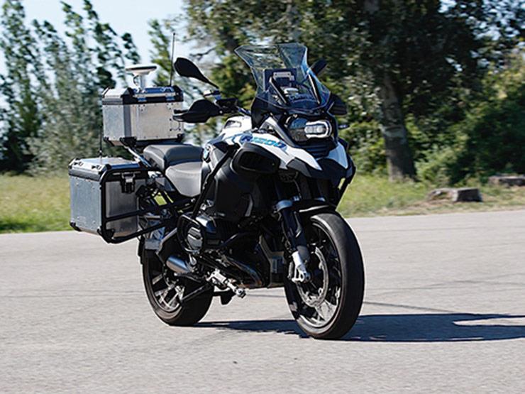 بالفيديو.. بي إم دبليو تقدم أول دراجة نارية "ذاتية القيادة" في العالم