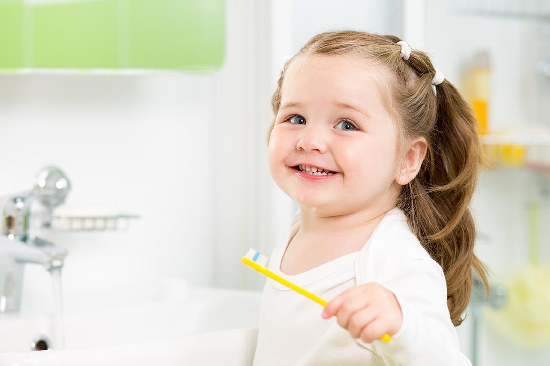 أنواع وتأثيرات تصبغات الأسنان اللبنية عند الأطفال