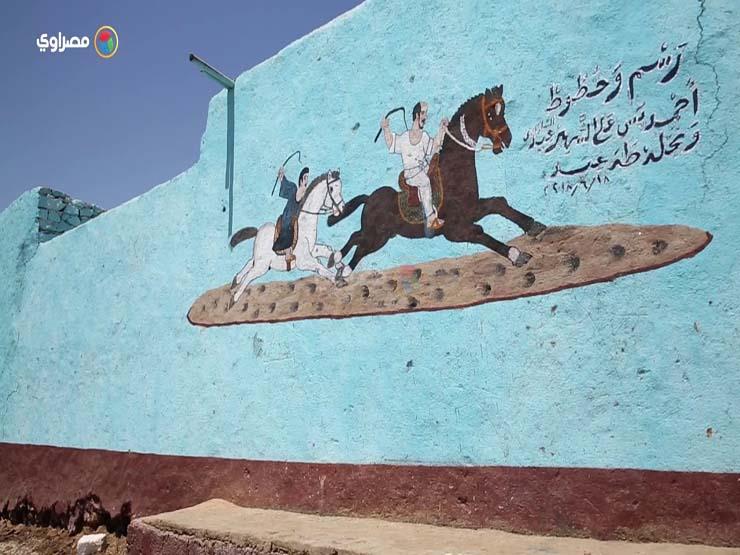 عشقاً في الخيول.. عم "عيد" يرسمها على جدران بيوت الصعيد