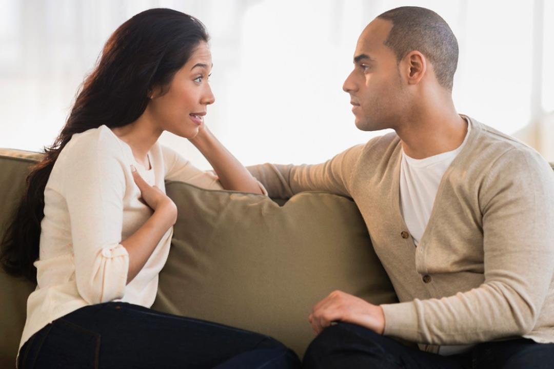 كيف تؤثر الضغوط الاجتماعية والاقتصادية على العلاقة بين الزوجين؟