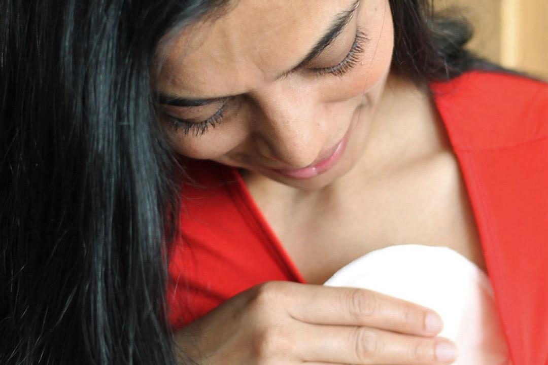 فوائد وأضرار لضمادات الرضاعة الطبيعية.. كيف تتجنبين مشكلاتها؟