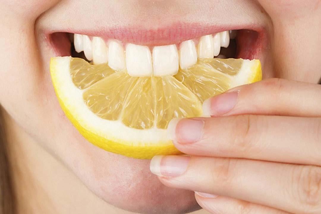 هل استخدام الليمون لتبييض الأسنان آمن؟