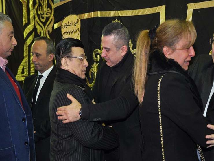 بالصور انهيار الفنان أحمد سعيد عبدالغني في عزاء والده مصراوى