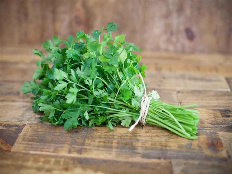 يخلصك من السعال والدهون الزائدة.. تعرف على فوائد البقدونس