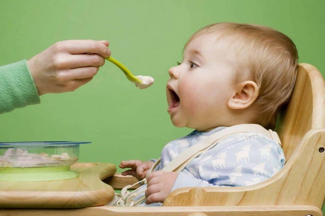 أطعمة صحية يمكن لرضيعك تناولها خارج المنزل (صور) | الكونسلتو