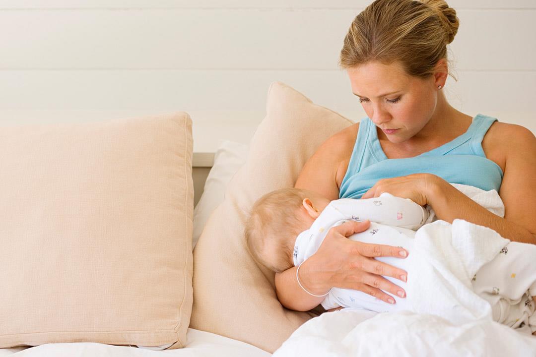 صفراء حديثي الولادة لا تستدعي وقف الرضاعة إلا في حالة واحدة