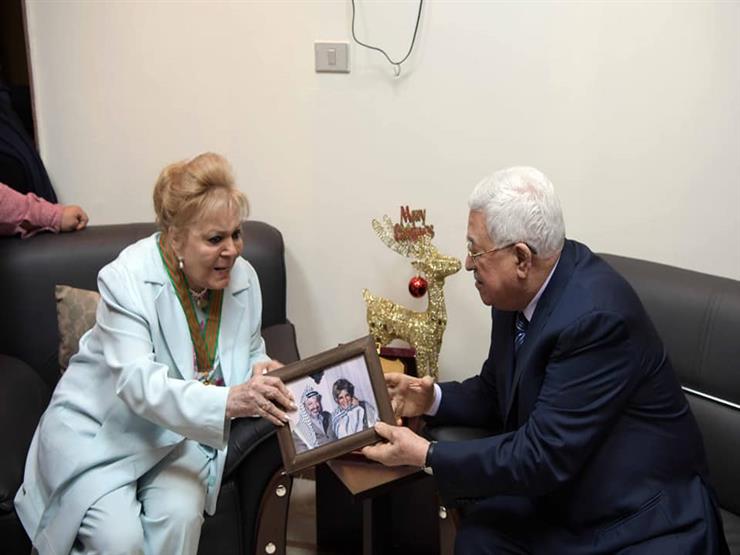 نادية لطفي تكشف عن كواليس زيارة الرئيس الفلسطيني لها