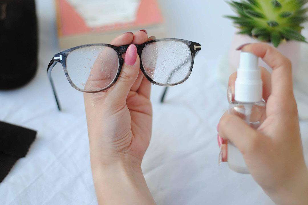 5 أشياء يجب تجنبها عند تنظيف نظارتك الطبية