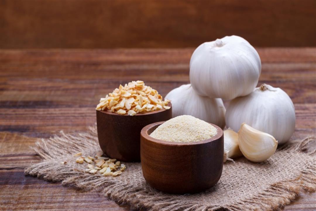 garlic_cloves_bulb_flakes_powder_on_wooden_board_559239718_1200px