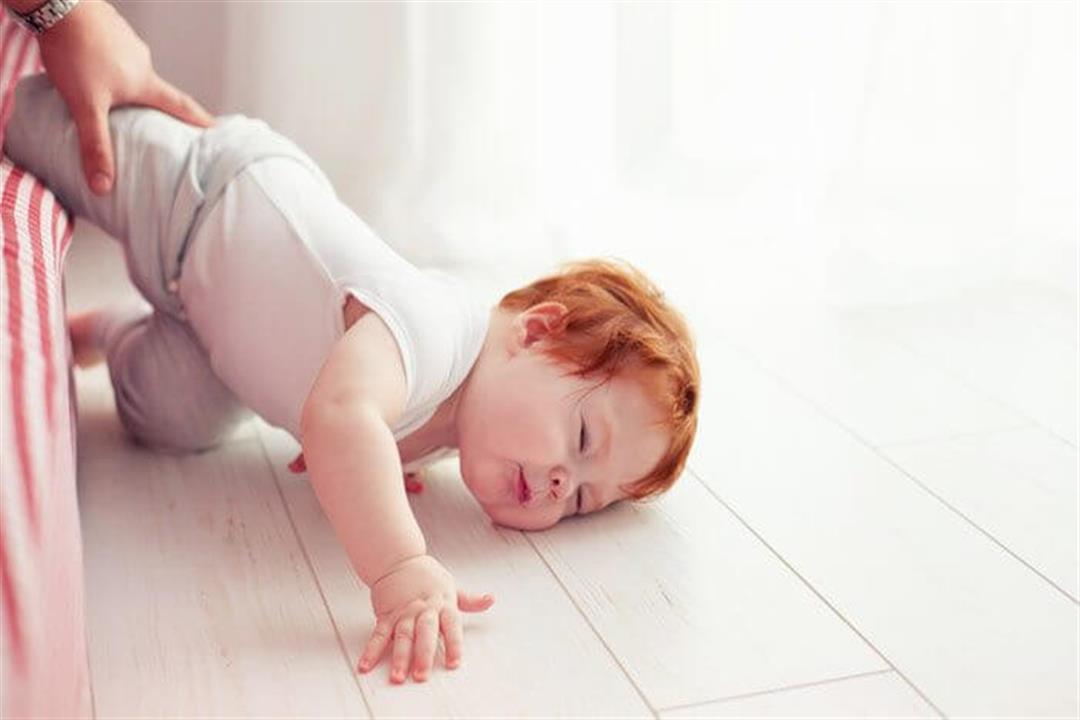 احذر سقوط طفلك على الأرض يعرضه لمشكلات صحية