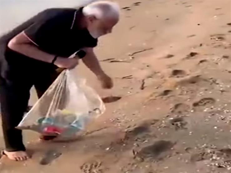 بالفيديو..رئيس الوزراء الهندي ينظف شاطئا من النفايات