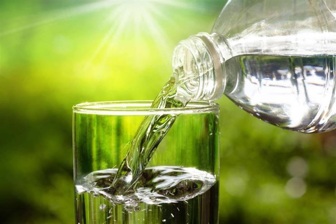 خبير تغذية يكشف خطورة استبدال الماء بالمشروبات الدافئة في الشتاء